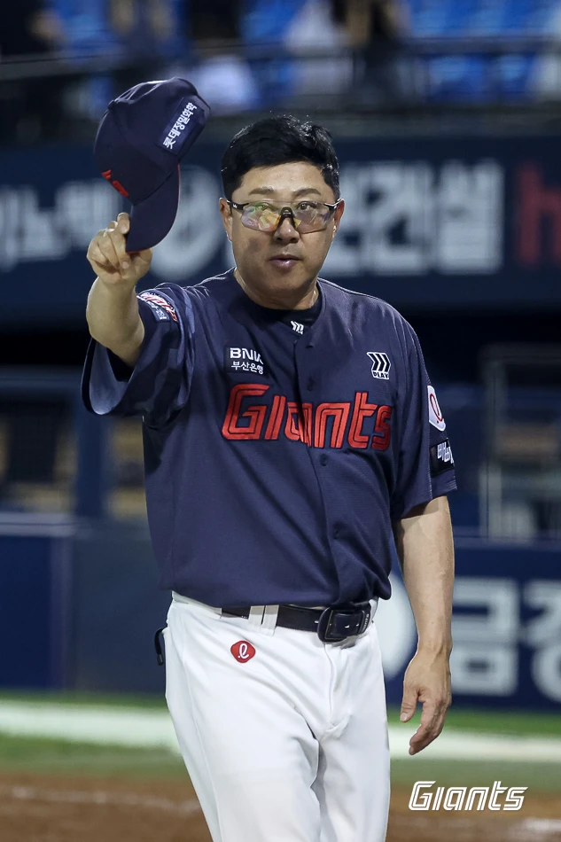 김태형 감독이 이끄는 롯데 자이언츠가 지난 21일 잠실 두산 베어스전에서 승리, 6연승을 질주했다. 사진 롯데 자이언츠