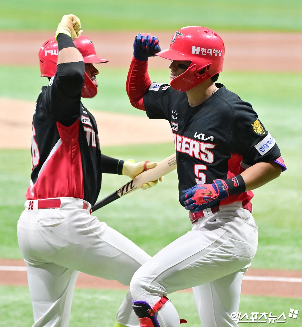 23일 오후 서울 구로구 고척스카이돔에서 열린 '2026 신한 SOL Bank KBO리그' KIA 타이거즈와 키움 히어로즈의 경기, 3회초 1사 KIA 김도영이 솔로 홈런을 날린 후 기뻐하고 있다. 고척, 김한준 기자