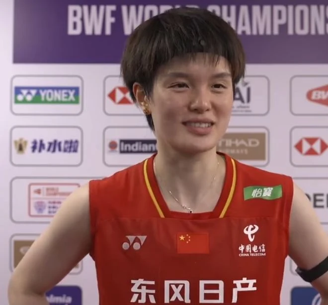 중국의 왕즈이(세계 3위)는 22일(한국시간) 인도 뉴델리 인디라 간디 아레나에서 열린 2026 세계배드민턴연맹(BWF) 세계선수권대회 여자단식 준결승서 안세영(세계 1위)에게 0-2(22-24 16-21)로 완패했다. 왕즈이는 이날 안세영 상대로 분투했으나 또 안세영이라는 벽을 넘어서지 못했다. 경기 후 왕즈이는 혁명은 아직 성공하지 못했다며 동지들은 계속해서 투쟁해야 한다고 말해 눈길을 끌었다. SNS