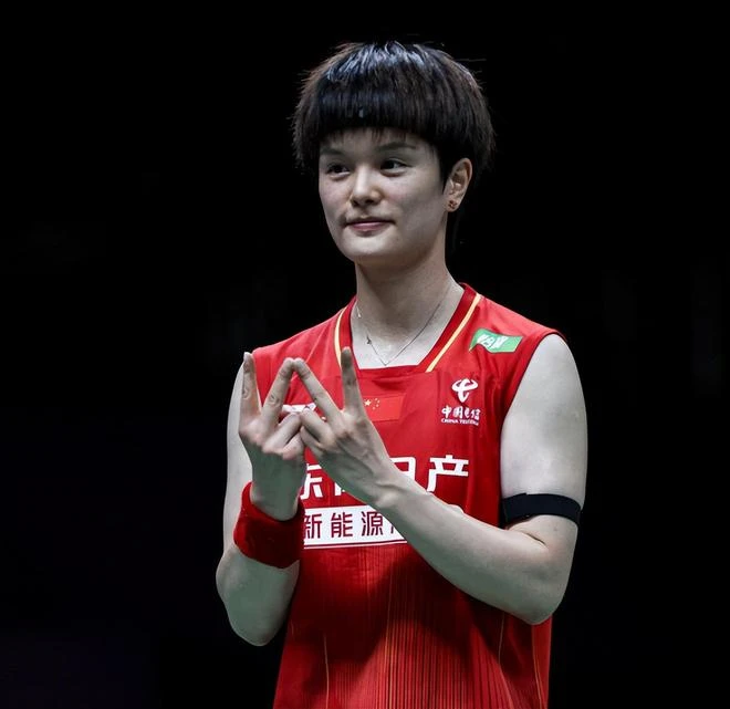 중국의 왕즈이(세계 3위)는 22일(한국시간) 인도 뉴델리 인디라 간디 아레나에서 열린 2026 세계배드민턴연맹(BWF) 세계선수권대회 여자단식 준결승서 안세영(세계 1위)에게 0-2(22-24 16-21)로 완패했다. 왕즈이는 이날 안세영 상대로 분투했으나 또 안세영이라는 벽을 넘어서지 못했다. 경기 후 왕즈이는 혁명은 아직 성공하지 못했다며 동지들은 계속해서 투쟁해야 한다고 말해 눈길을 끌었다. 연합뉴스