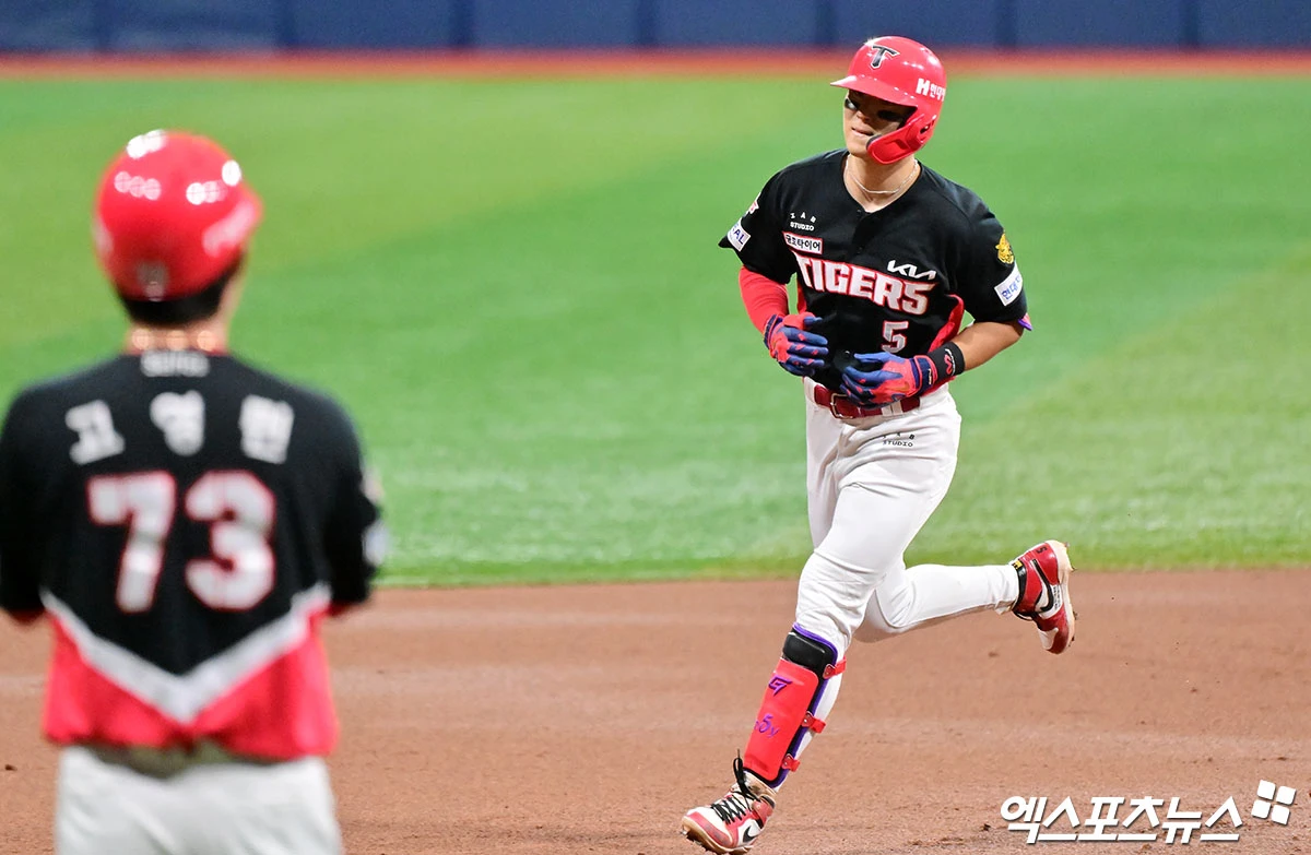23일 오후 서울 구로구 고척스카이돔에서 열린 '2026 신한 SOL Bank KBO리그' KIA 타이거즈와 키움 히어로즈의 경기, 3회초 1사 KIA 김도영이 솔로 홈런을 날린 후 그라운드를 돌고 있다. 고척, 김한준 기자