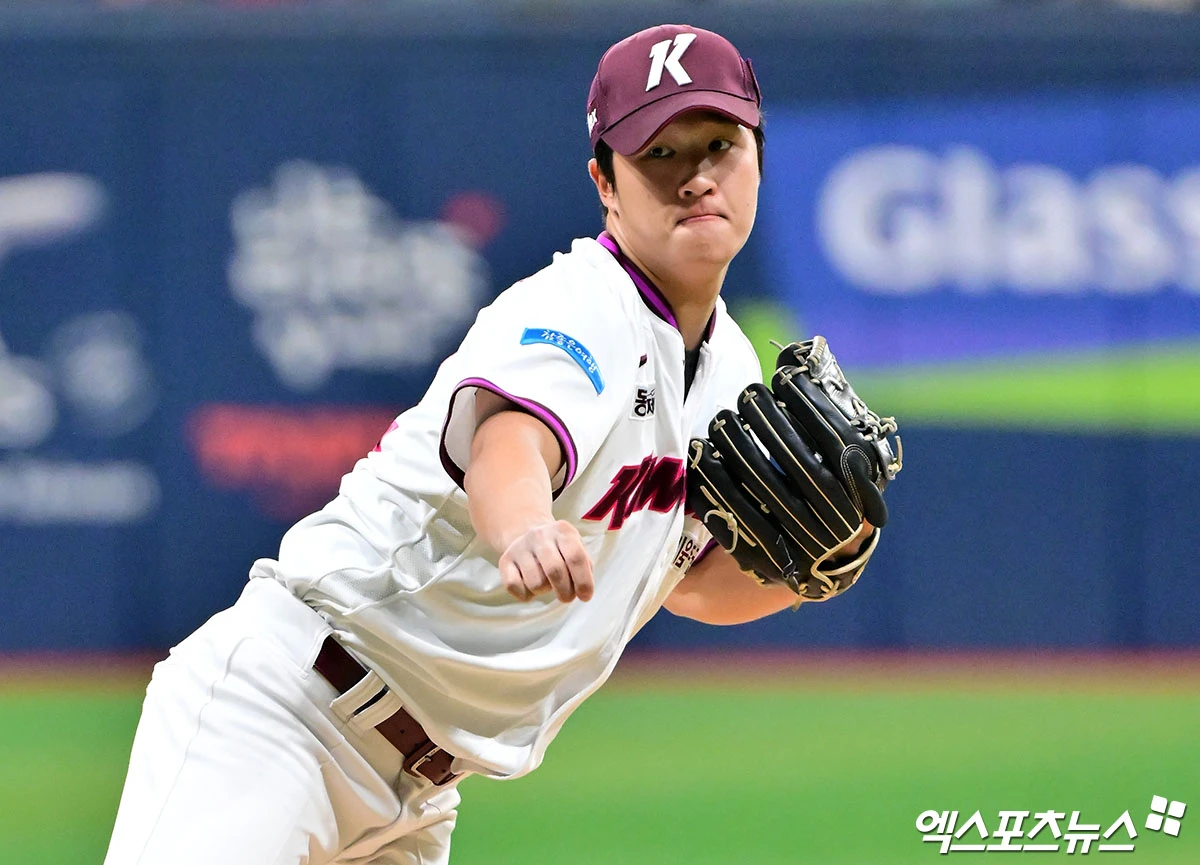 23일 오후 서울 구로구 고척스카이돔에서 열린 '2026 신한 SOL Bank KBO리그' KIA 타이거즈와 키움 히어로즈의 경기, 1회초 키움 선발투수 전준표가 공을 힘차게 던지고 있다. 고척, 김한준 기자