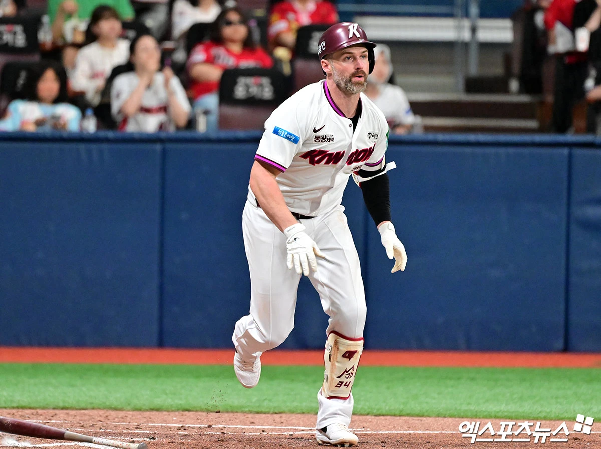 23일 오후 서울 구로구 고척스카이돔에서 열린 '2026 신한 SOL Bank KBO리그' KIA 타이거즈와 키움 히어로즈의 경기, 3회말 1사 2루 키움 데이비슨이 투런 홈런을 날리고 있다. 고척, 김한준 기자
