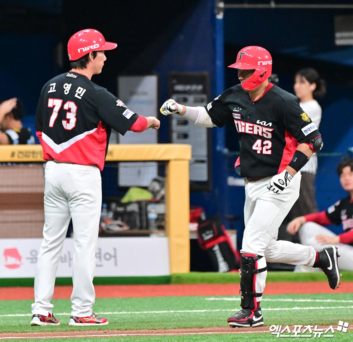 23일 오후 서울 구로구 고척스카이돔에서 열린 '2026 신한 SOL Bank KBO리그' KIA 타이거즈와 키움 히어로즈의 경기, 8회초 1사 2루 KIA 김태군이 투런 홈런을 날리고 있다. 고척, 김한준 기자