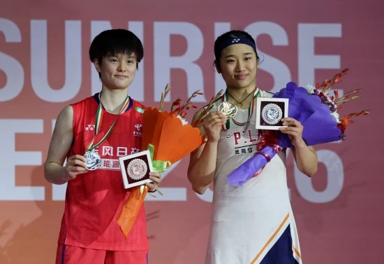 중국의 왕즈이(세계 3위)는 22일(한국시간) 인도 뉴델리 인디라 간디 아레나에서 열린 2026 세계배드민턴연맹(BWF) 세계선수권대회 여자단식 준결승서 안세영(세계 1위)에게 0-2(22-24 16-21)로 완패했다. 왕즈이는 이날 안세영 상대로 분투했으나 또 안세영이라는 벽을 넘어서지 못했다. 경기 후 왕즈이는 혁명은 아직 성공하지 못했다며 동지들은 계속해서 투쟁해야 한다고 말해 눈길을 끌었다. 연합뉴스