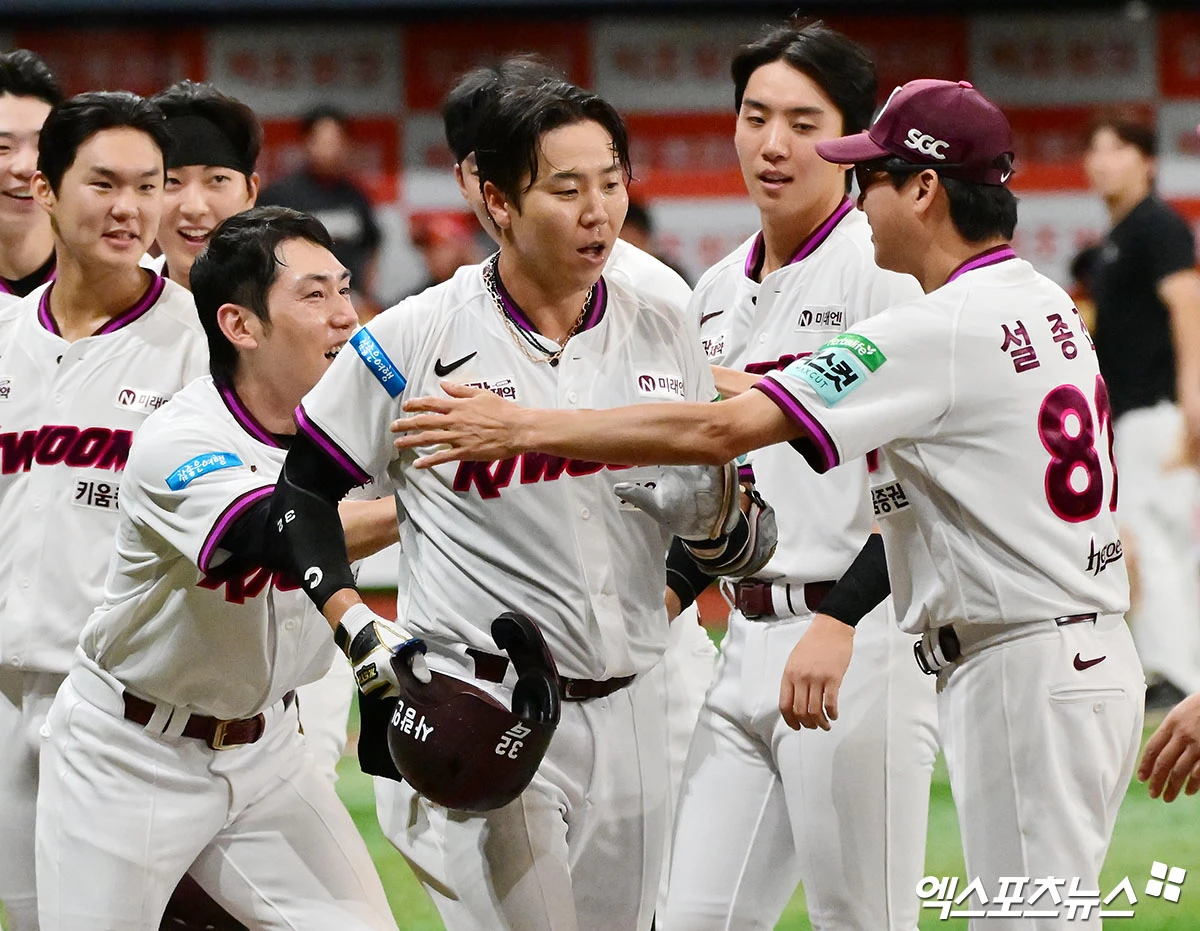 23일 오후 서울 구로구 고척스카이돔에서 열린 '2026 신한 SOL Bank KBO리그' KIA 타이거즈와 키움 히어로즈의 경기, 키움이 김재현의 끝내기 만루 홈런에 힘입어 KIA에 8:7 역전승을 거뒀다. 9회말 2사 만루 키움 김재현이 끝내기 만루 홈런을 날린 후 축하를 받고 있다. 고척, 김한준 기자