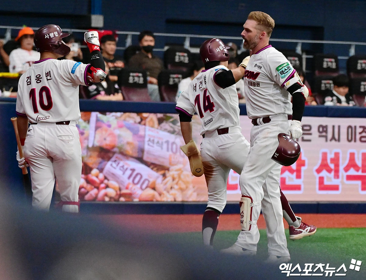 23일 오후 서울 구로구 고척스카이돔에서 열린 '2026 신한 SOL Bank KBO리그' KIA 타이거즈와 키움 히어로즈의 경기, 3회말 1사 2루 키움 데이비슨이 투런 홈런을 날린 후 기뻐하고 있다. 고척, 김한준 기자