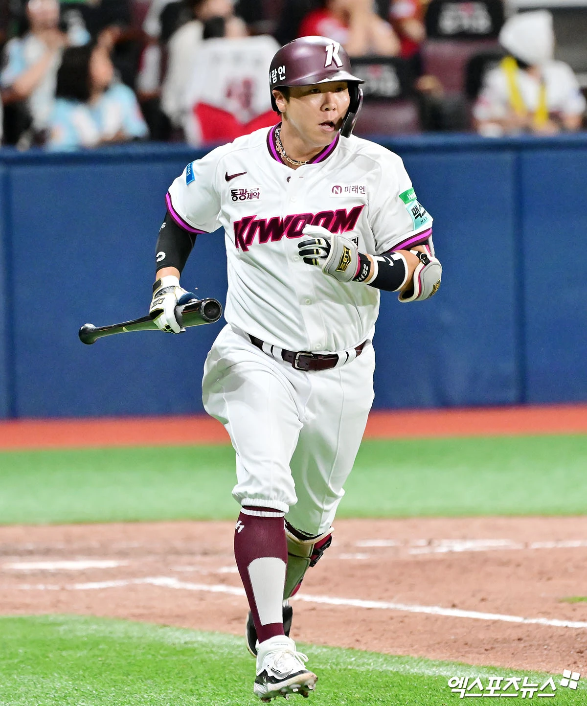 23일 오후 서울 구로구 고척스카이돔에서 열린 '2026 신한 SOL Bank KBO리그' KIA 타이거즈와 키움 히어로즈의 경기, 키움이 김재현의 끝내기 만루 홈런에 힘입어 KIA에 8:7 역전승을 거뒀다.  9회말 2사 만루 키움 김재현이 끝내기 만루 홈런을 날리고 있다. 고척, 김한준 기자