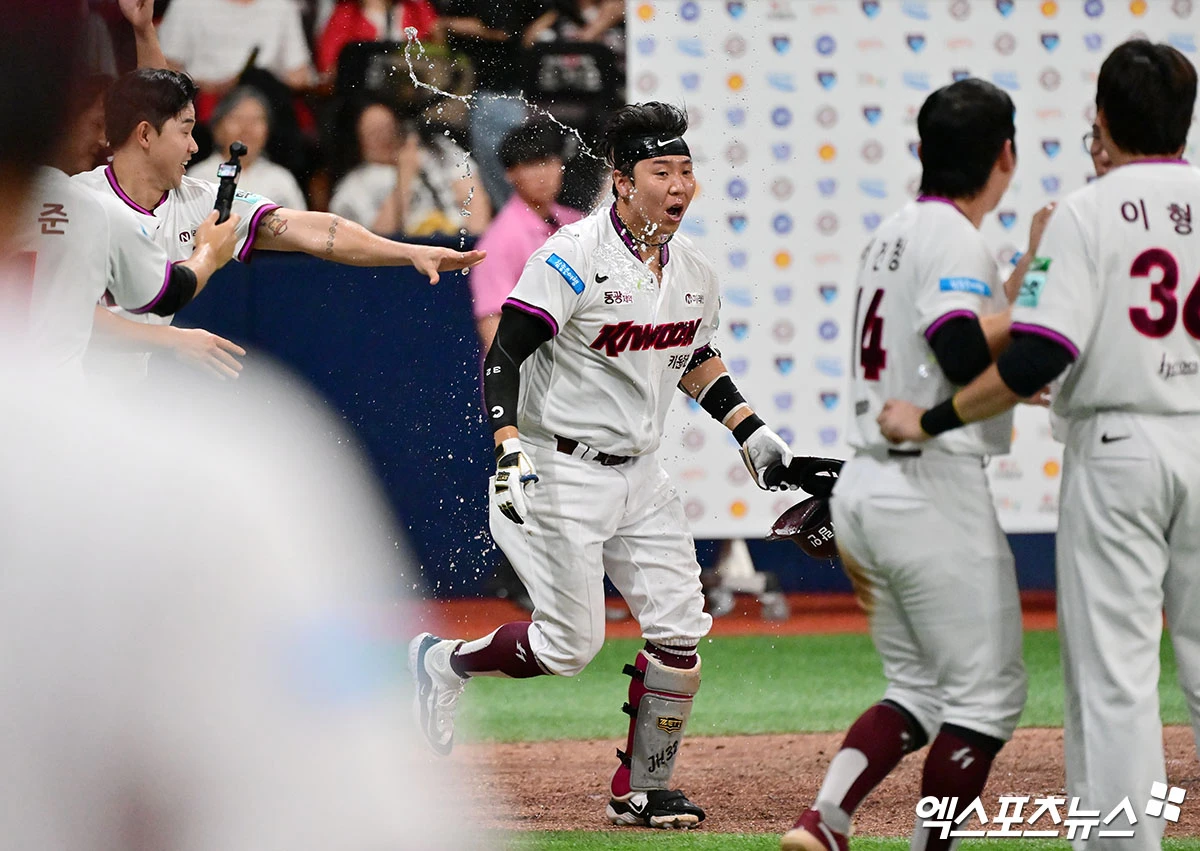 23일 오후 서울 구로구 고척스카이돔에서 열린 '2026 신한 SOL Bank KBO리그' KIA 타이거즈와 키움 히어로즈의 경기, 키움이 김재현의 끝내기 만루 홈런에 힘입어 KIA에 8:7 역전승을 거뒀다.  9회말 2사 만루 키움 김재현이 끝내기 만루 홈런을 날린 후 축하를 받고 있다. 고척, 김한준 기자
