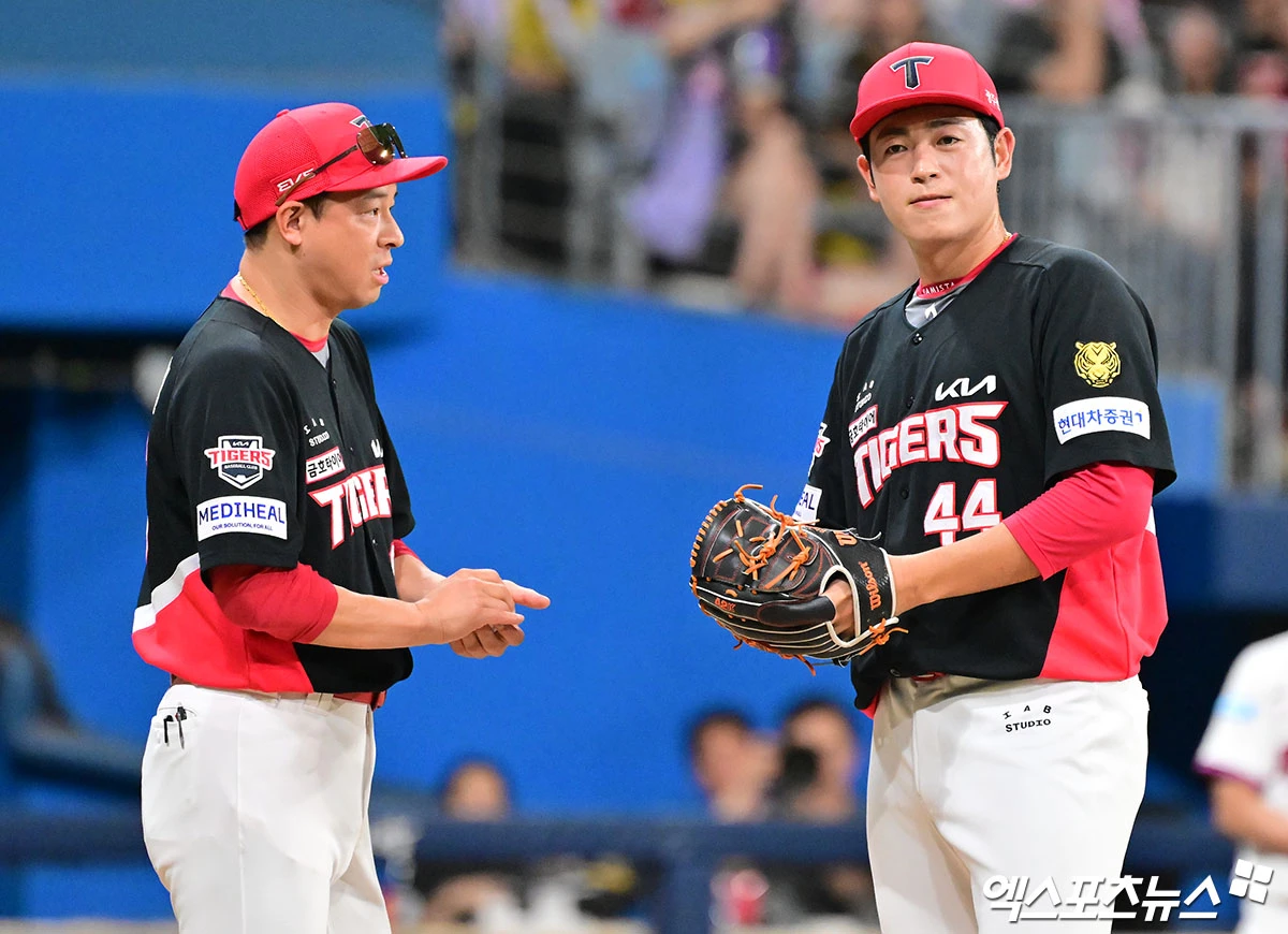 23일 오후 서울 구로구 고척스카이돔에서 열린 '2026 신한 SOL Bank KBO리그' KIA 타이거즈와 키움 히어로즈의 경기, 9회말 1사 만루 KIA 이태양이 마운드를 내려가고 있다. 고척, 김한준 기자