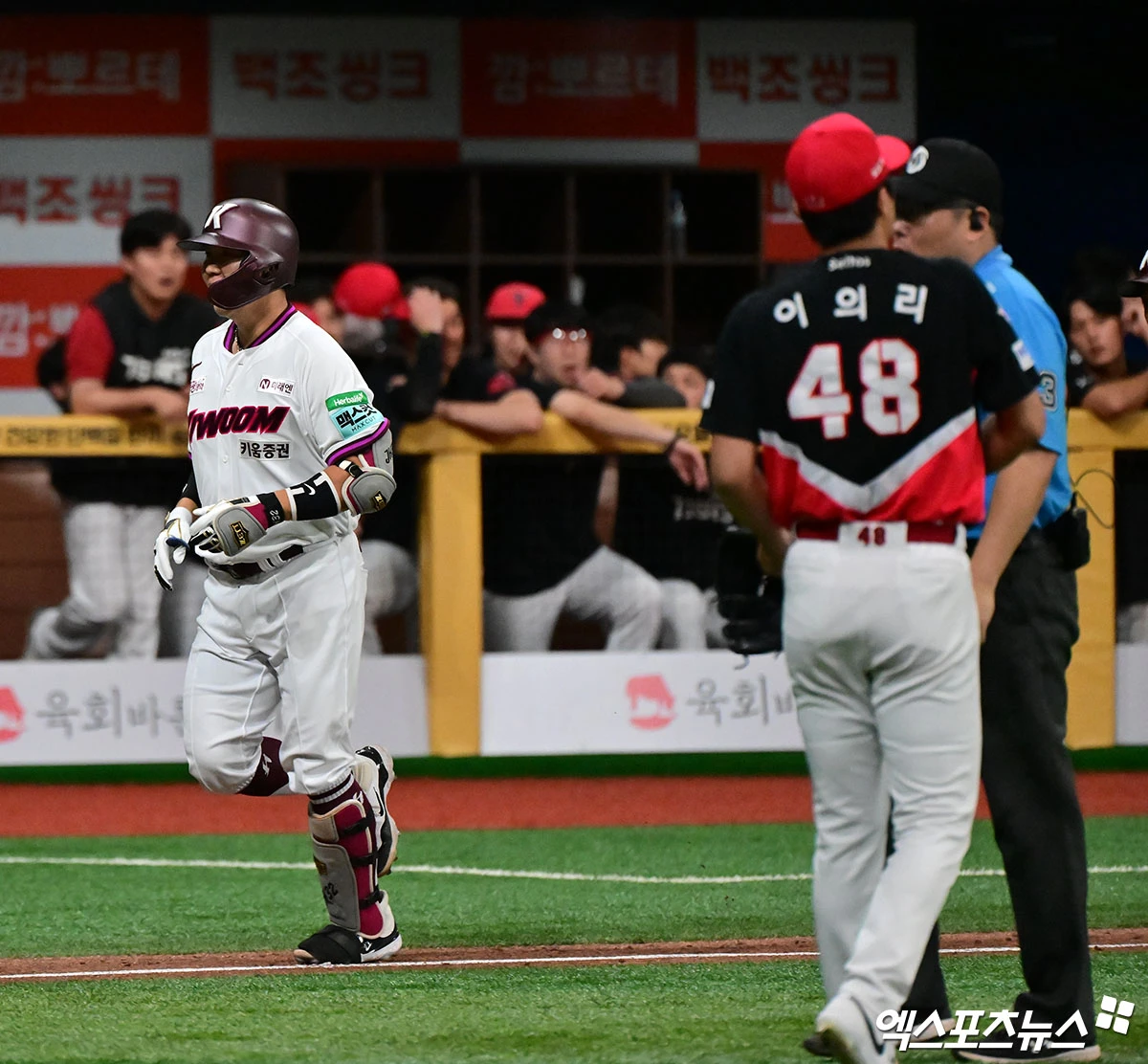 23일 오후 서울 구로구 고척스카이돔에서 열린 '2026 신한 SOL Bank KBO리그' KIA 타이거즈와 키움 히어로즈의 경기, 키움이 김재현의 끝내기 만루 홈런에 힘입어 KIA에 8:7 역전승을 거뒀다.  9회말 2사 만루 키움 김재현이 끝내기 만루 홈런을 날리고 있다. 고척, 김한준 기자