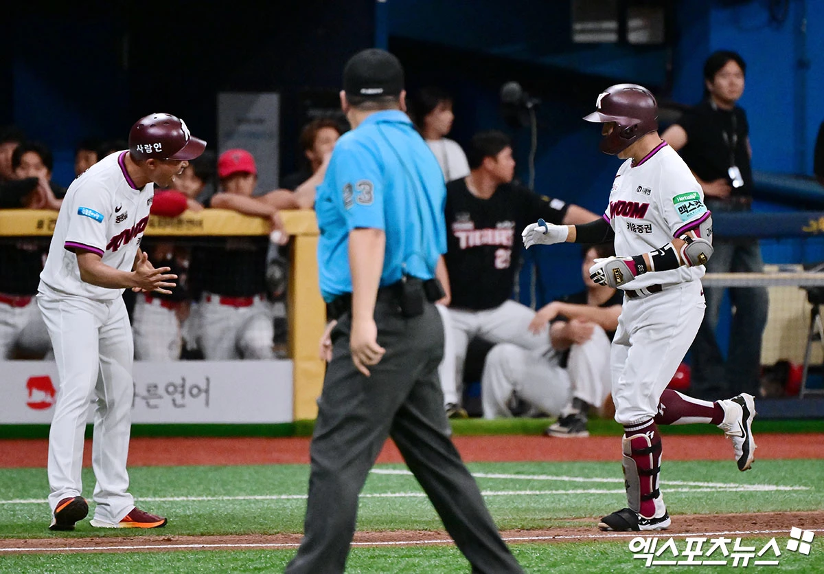23일 오후 서울 구로구 고척스카이돔에서 열린 '2026 신한 SOL Bank KBO리그' KIA 타이거즈와 키움 히어로즈의 경기, 키움이 김재현의 끝내기 만루 홈런에 힘입어 KIA에 8:7 역전승을 거뒀다.  9회말 2사 만루 키움 김재현이 끝내기 만루 홈런을 날리고 있다. 고척, 김한준 기자