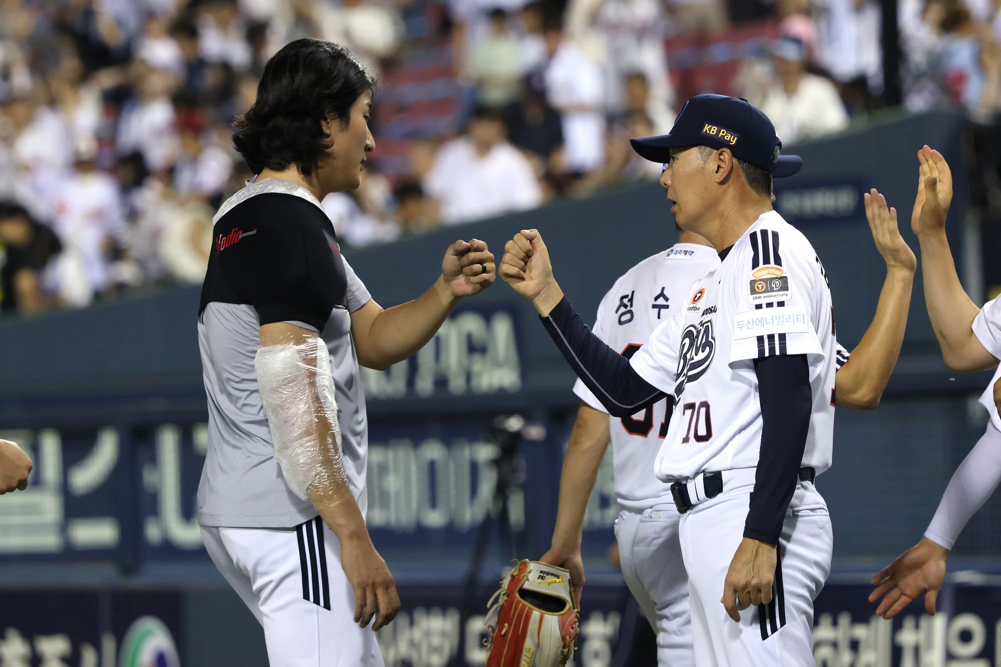 두산 베어스 에이스 곽빈(왼쪽)이 23일 서울 잠실야구장에서 열린 2026 신한 SOL KBO리그 롯데와의 팀 간 13차전에 선발등판, 7이닝 무실점 완벽투로 시즌 10승을 따냈다. 사진 두산 베어스
