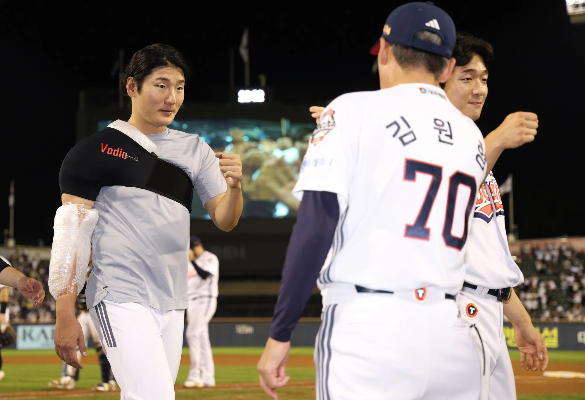 두산 베어스 에이스 곽빈(왼쪽)이 23일 서울 잠실야구장에서 열린 2026 신한 SOL KBO리그 롯데와의 팀 간 13차전에 선발등판, 7이닝 무실점 완벽투로 시즌 10승을 따냈다. 사진 두산 베어스
