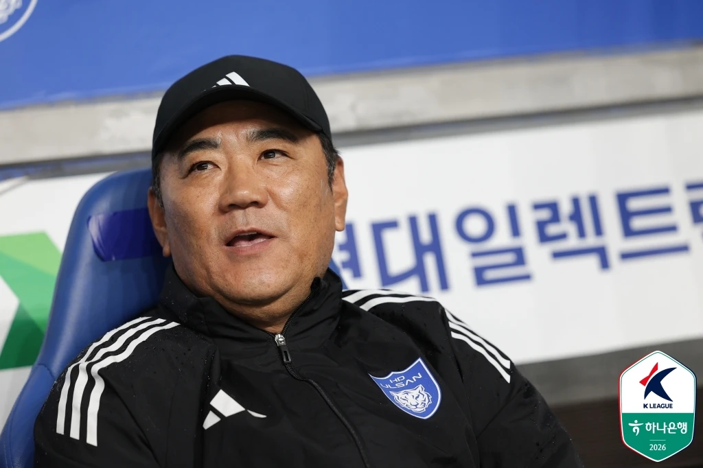 선수와 감독이 충돌하는 이례적인 장면이 '현대가 더비'에서 나왔다. K리그를 대표하는 슈퍼스타 이승우와 울산HD의 레전드 출신이자 현 울산 사령탑인 '가물치' 김현석 감독이 경기 도중 신경전을 벌였다. 두 사람은 지난 22일 전주월드컵경기장에서 열린 하나은행 K리그1 2026 24라운드 후반 31분경 거친 언쟁을 주고 받으며 충돌했다. 사진 한국프로축구연맹