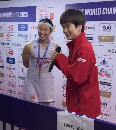 안세영이 23일(한국시간) 인도 뉴델리의 인디라 간디 실내체육관에서 열린 2026 BWF 세계선수권대회에서 우승하고 공동취재구역에 들어서자 같은 대회에서 3위를 차지한 왕즈이(중국)가 마이크를 들어 질문하고 있다. 왕즈이는 이번 대회 준결승에서 안세영에 0-2로 패했다. BWF