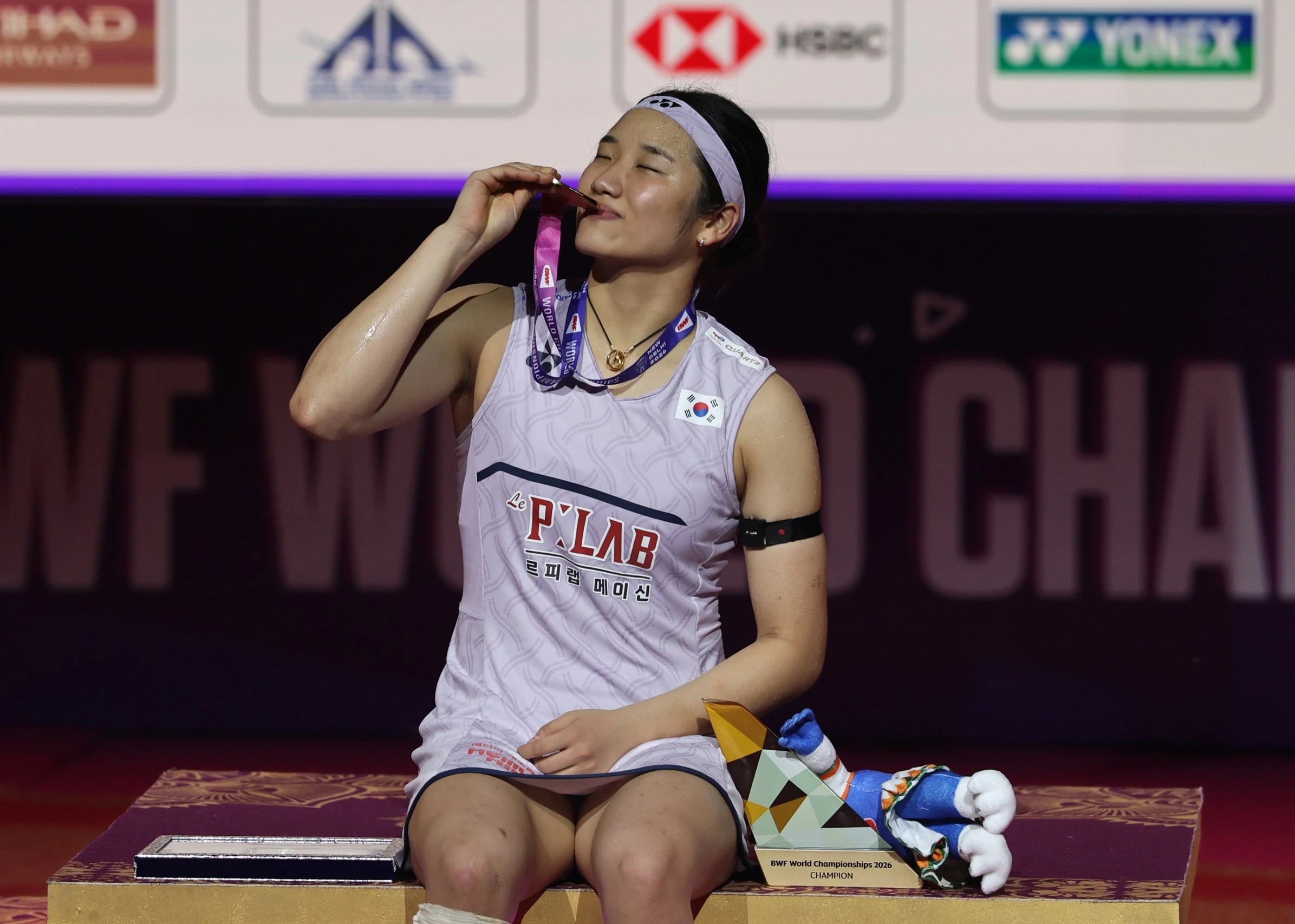 안세영이 2026 세계배드민턴연맹(BWF) 세계선수권대회 여자단식 결승에서 야마구치 아카네를 누르고 정상에 오름에 따라 이 종목 세계랭킹에도 변화가 일어나게 됐다. 안세영은 1만4500점을 추가하면서 총 세계랭킹포인트 12만점을 돌파하고 98주 1위를 지킨다. 2위와 3위는 바뀌어 왕즈이가 10만3989점으로 2위를 탈환한다. 야마구치는 안세영과의 결승에서 패한 댓가를 치러 10만2576점이 되면서 3위로 내려간다. 연합뉴스