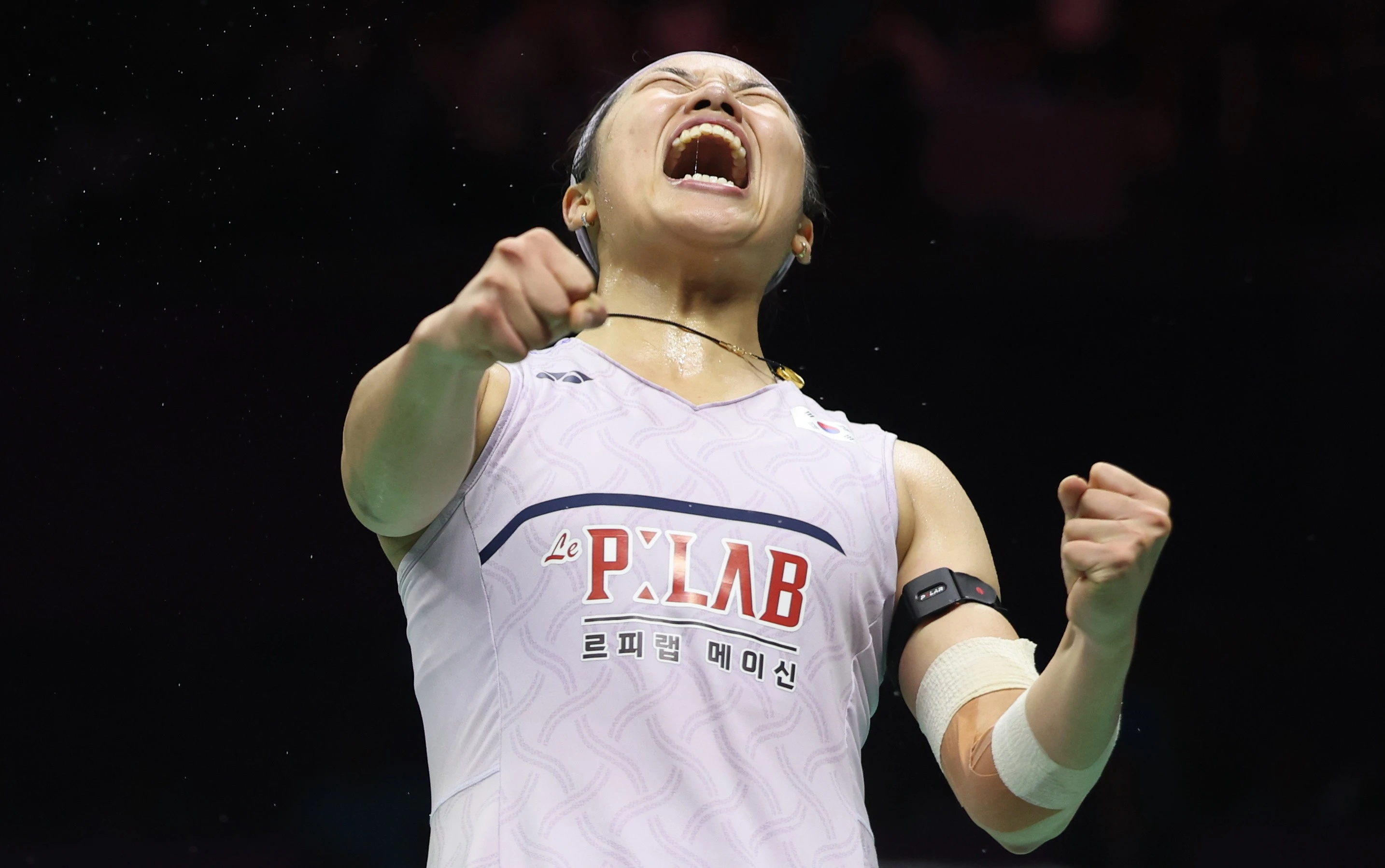 세계배드민턴연맹(BWF) 세계랭킹은 최근 1년간 특정 선수가 뛴 대회 중 랭킹포인트가 가장 높은 10개 대회를 뽑아 해당 대회 포인트를 모두 더해 산정하며 매주 화요일에 발표한다. 이에 따라 오는 25일 새로운 세계랭킹이 나오는데 안세영은 98주 연속 세계 1위를 유지하면서 총 세계랭킹 포인트가 사상 처음으로 12만 포인트를 돌파할 예정이다. 이어 왕즈이가 2위에 오르고, 야마구치 아카네는 3위로 떨어진다. 연합뉴스
