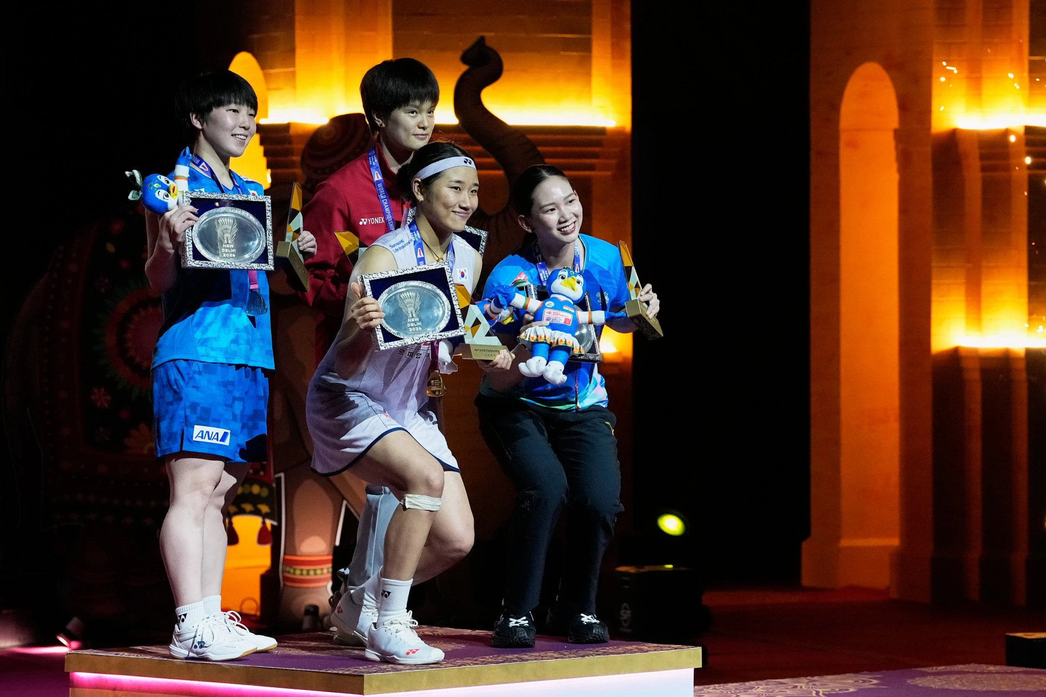 안세영이 2026 세계배드민턴연맹(BWF) 세계선수권대회 여자단식 결승에서 야마구치 아카네를 누르고 정상에 오름에 따라 이 종목 세계랭킹에도 변화가 일어나게 됐다. 안세영은 1만4500점을 추가하면서 총 세계랭킹포인트 12만점을 돌파하고 98주 1위를 지킨다. 2위와 3위는 바뀌어 왕즈이가 10만3989점으로 2위를 탈환한다. 야마구치는 안세영과의 결승에서 패한 댓가를 치러 10만2576점이 되면서 3위로 내려간다. 연합뉴스