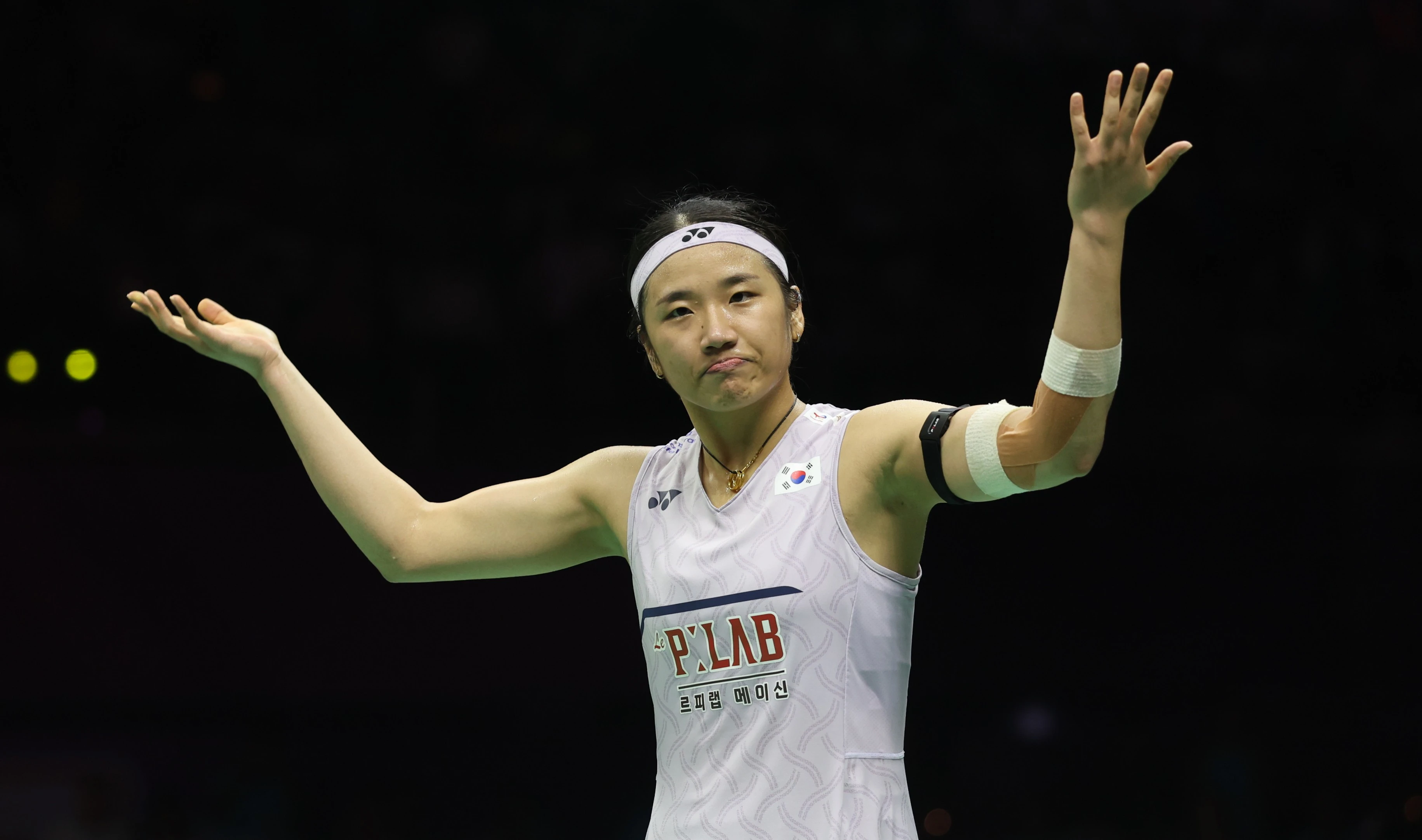 안세영이 2026 세계배드민턴연맹(BWF) 세계선수권대회 여자단식 결승에서 야마구치 아카네를 누르고 정상에 오름에 따라 이 종목 세계랭킹에도 변화가 일어나게 됐다. 안세영은 1만4500점을 추가하면서 총 세계랭킹포인트 12만점을 돌파하고 98주 1위를 지킨다. 2위와 3위는 바뀌어 왕즈이가 10만3989점으로 2위를 탈환한다. 야마구치는 안세영과의 결승에서 패한 댓가를 치러 10만2576점이 되면서 3위로 내려간다. 연합뉴스