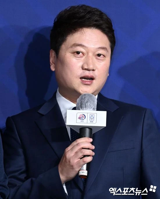 김병지 강원FC 대표이사가 소셜미디어(SNS)를 통해 축구 유튜버로 활동 중인 박문성 해설위원을 저격했다. 김 대표는 최근 수년간 대한축구협회를 강도 높게 비판하고 있는 박 위원이 막상 2010년대에는 축구협회 외부 행사 진행을 도맡았다는 점, 개인 유튜브 채널과 함께 운영하는 여행사의 2020년 뒤풀이 자리에서 어떠한 사건이 있었다는 점, 숭실대 출신의 박 위원이 박성배 숭실대 감독 선임에 관여했다는 의혹 등을 언급했다. 사진 엑스포츠뉴스DB