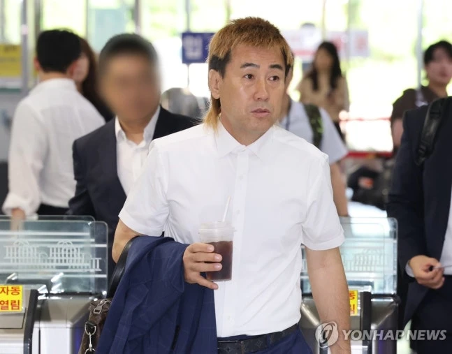 김병지 강원FC 대표이사가 소셜미디어(SNS)를 통해 축구 유튜버로 활동 중인 박문성 해설위원을 저격했다. 김 대표는 최근 수년간 대한축구협회를 강도 높게 비판하고 있는 박 위원이 막상 2010년대에는 축구협회 외부 행사 진행을 도맡았다는 점, 개인 유튜브 채널과 함께 운영하는 여행사의 2020년 뒤풀이 자리에서 어떠한 사건이 있었다는 점, 숭실대 출신의 박 위원이 박성배 숭실대 감독 선임에 관여했다는 의혹 등을 언급했다. 사진 연합뉴스