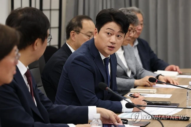 김병지 강원FC 대표이사가 소셜미디어(SNS)를 통해 축구 유튜버로 활동 중인 박문성 해설위원을 저격했다. 김 대표는 최근 수년간 대한축구협회를 강도 높게 비판하고 있는 박 위원이 막상 2010년대에는 축구협회 외부 행사 진행을 도맡았다는 점, 개인 유튜브 채널과 함께 운영하는 여행사의 2020년 뒤풀이 자리에서 어떠한 사건이 있었다는 점, 숭실대 출신의 박 위원이 박성배 숭실대 감독 선임에 관여했다는 의혹 등을 언급했다. 사진 연합뉴스