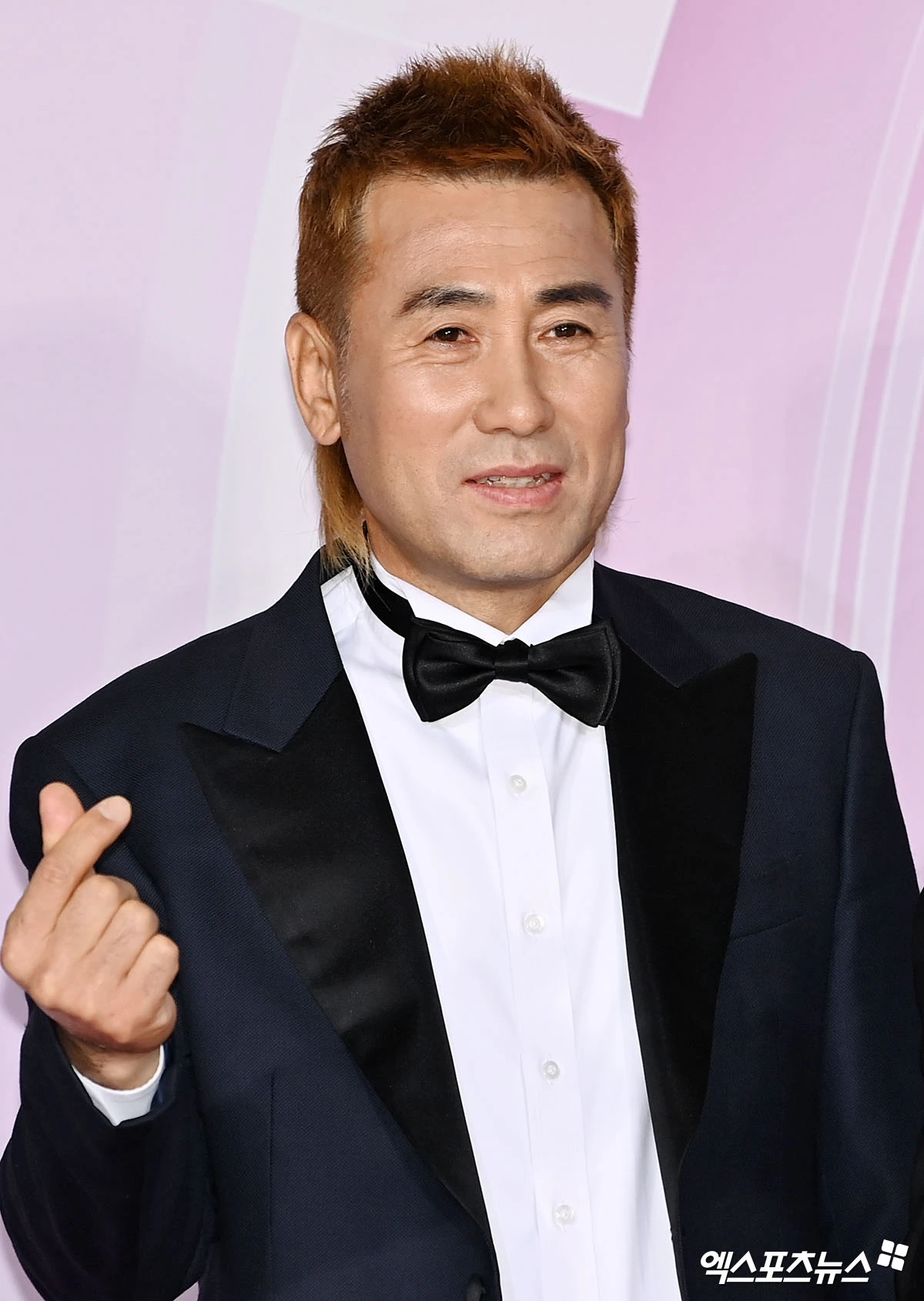 김병지 강원FC 대표이사가 자신의 동영상 채널과 SNS를 통해 지난 몇 주간 자신을 비판한 박문성 축구 해설위원에 대해 반격을 펼친 가운데 박 위원은 휴가를 이유로 당분간 공개 반박은 어렵게 됐다. 앞서 김 대표는 동영상 채널과 SNS를 통해 박 위원의 주장에 대해 강하게 반박하며 민사소송 대응하겠다고 밝혔다. 또한 박 위원을 둘러싼 여러 의혹들을 수면 위로 등장시키며 답변을 해달라는 듯한 글도 올렸다. 엑스포츠뉴스DB
