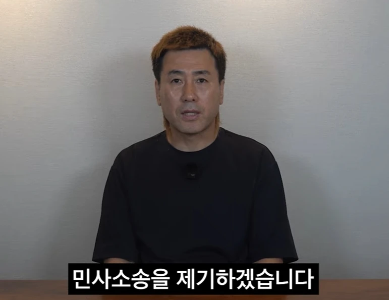 김병지 강원FC 대표이사가 자신의 동영상 채널과 SNS를 통해 지난 몇 주간 자신을 비판한 박문성 축구 해설위원에 대해 반격을 펼친 가운데 박 위원은 휴가를 이유로 당분간 공개 반박은 어렵게 됐다. 앞서 김 대표는 동영상 채널과 SNS를 통해 박 위원의 주장에 대해 강하게 반박하며 민사소송 대응하겠다고 밝혔다. 또한 박 위원을 둘러싼 여러 의혹들을 수면 위로 등장시키며 답변을 해달라는 듯한 글도 올렸다. 김병지 동영상채널