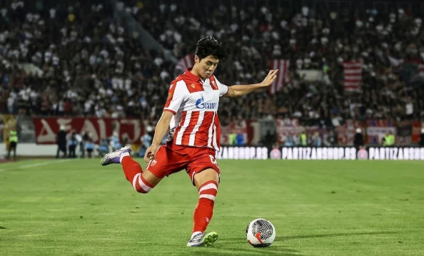 독일 분데스리가 아우스크스부르크 입단을 앞둔 설영우가 새로운 팀에서 2026 국제축구연맹(FIFA) 북중미 월드컵에서 남긴 아쉬움을 씻어낼 수 있을지 주목된다. 소속팀 츠르베나 즈베즈다에서는 주전 풀백으로 뛰며 즈베즈다의 리그 우승과 유럽축구연맹(UEFA) 챔피언스리그 등 유럽대항전 선전에 기여했으나, 유독 북중미 월드컵 기간 동안 작아졌던 설영우다. 사진 연합뉴스