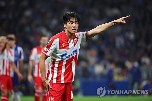 독일 분데스리가 아우스크스부르크 입단을 앞둔 설영우가 새로운 팀에서 2026 국제축구연맹(FIFA) 북중미 월드컵에서 남긴 아쉬움을 씻어낼 수 있을지 주목된다. 소속팀 츠르베나 즈베즈다에서는 주전 풀백으로 뛰며 즈베즈다의 리그 우승과 유럽축구연맹(UEFA) 챔피언스리그 등 유럽대항전 선전에 기여했으나, 유독 북중미 월드컵 기간 동안 작아졌던 설영우다. 사진 연합뉴스