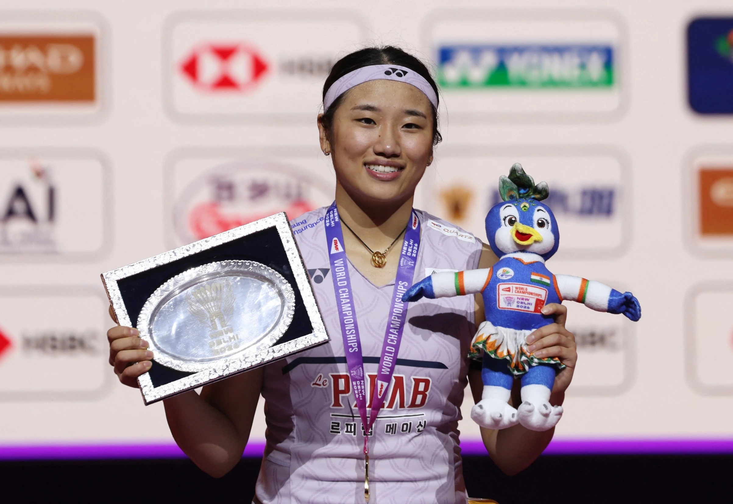 안세영은 2026 세계배드민턴연맹(BWF) 세계선수권대회 여자단식에서 우승했다. 안세영은 25일 인천국제공항을 통해 귀국한 뒤 취재진과 만나 '세계적인 선수들이랑 계속 경기를 하면서 그게(몸의 불편함이) 적응이 되고 또 저도 모르게 반응하다 보니 경기 감각을 빠르게 되찾을 수 있었다'며 부상 뒤 재활 중임에도 우승한 비결을 말했다. 9월 아시안게임에 대해선 '일본에서 하더라도 저는 제가 더 잃을 게 없다는 식으로 자신 있게 달려든다면 상대도 긴장할 거라고 생각한다'고 했다. 연합뉴스