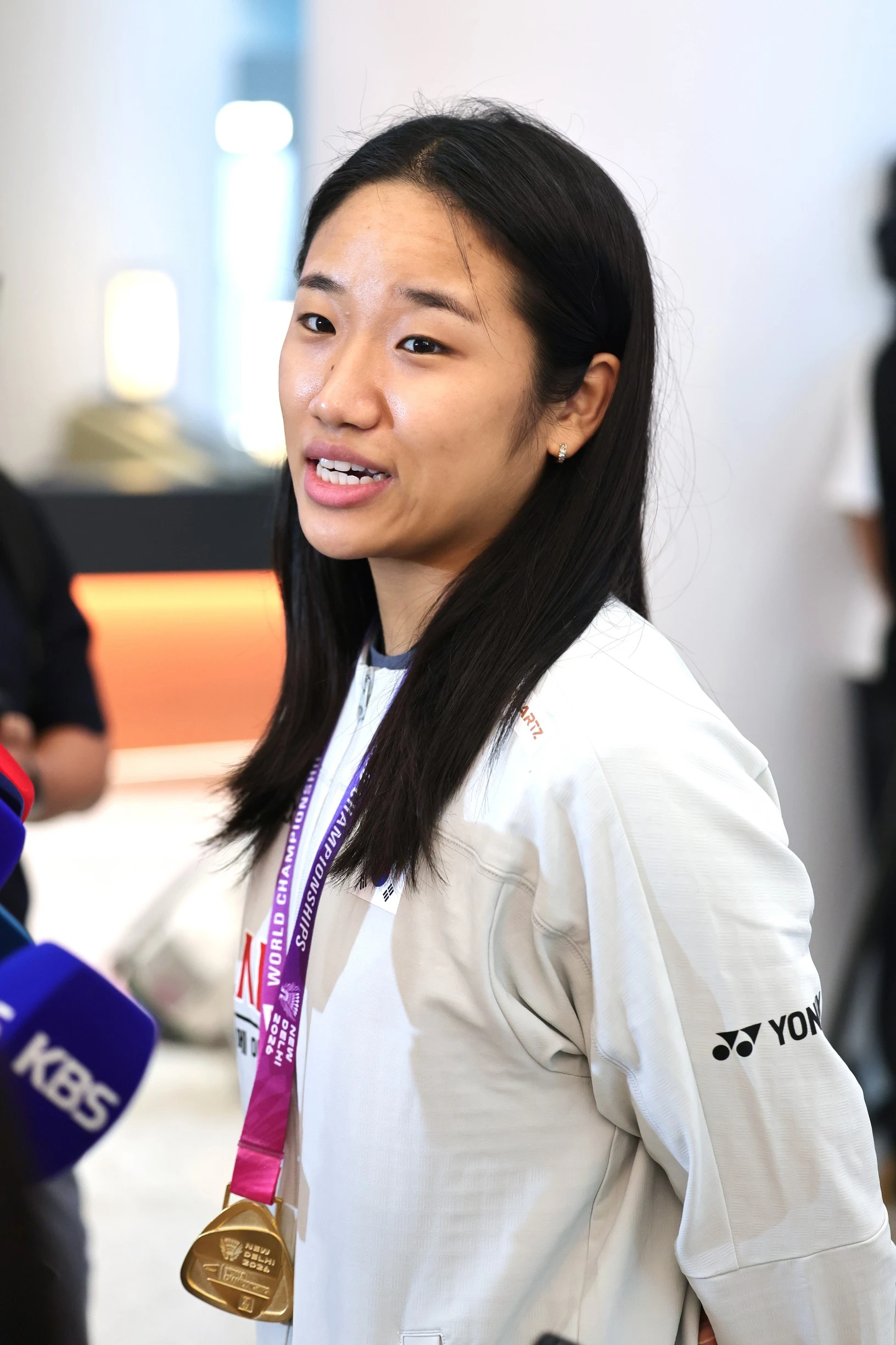 안세영은 2026 세계배드민턴연맹(BWF) 세계선수권대회 여자단식에서 우승했다. 안세영은 25일 인천국제공항을 통해 귀국한 뒤 취재진과 만나 '세계적인 선수들이랑 계속 경기를 하면서 그게(몸의 불편함이) 적응이 되고 또 저도 모르게 반응하다 보니 경기 감각을 빠르게 되찾을 수 있었다'며 부상 뒤 재활 중임에도 우승한 비결을 말했다. 9월 아시안게임에 대해선 '일본에서 하더라도 저는 제가 더 잃을 게 없다는 식으로 자신 있게 달려든다면 상대도 긴장할 거라고 생각한다'고 했다. 연합뉴스