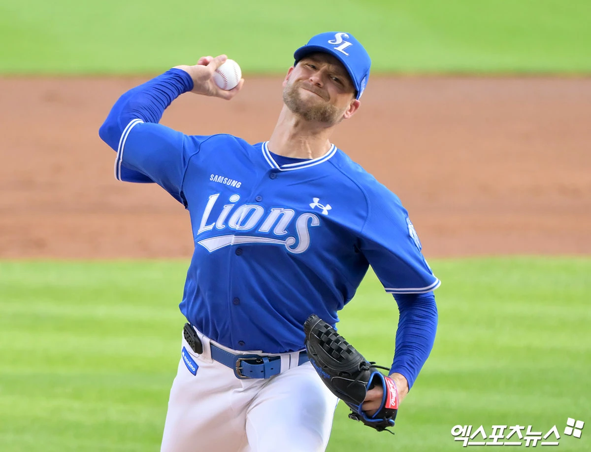 삼성 라이온즈는 25일 오후 6시 30분부터 서울 고척스카이돔에서 키움 히어로즈와 2026 신한 SOL KBO리그 팀 간 13차전을 치른다. 현재 2위를 달리고 있는 삼성은 선두 KT 위즈를 단 1경기 차로 추격하고 있다. 이런 상황에서 삼성은 이날 경기 전 외국인 투수 운영과 관련해 중요한 결정을 내렸다. 이종열 삼성 단장은 경기 전 취재진을 만나 '후라도의 단기 대체 외국인 선수로 합류한 보스와 계약 기간을 2주 연장하기로 구두 합의를 마쳤다'고 밝혔다. 아울러 보스는 1~2회 정도 더 로테이션을 소화할 예정인 것으로 알려졌다. 엑스포츠뉴스DB