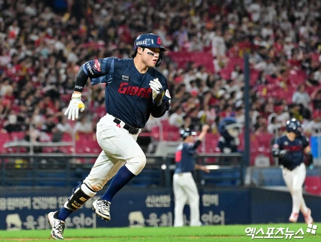 KIA는 25일 광주-기아 챔피언스 필드에서 열린 롯데 자이언츠와 2026 신한 SOL Bank KBO 리그 정규시즌 홈경기에서 8-5 승리를 거뒀다. KIA는 이틀 전인 23일 고척 키움 히어로즈전에서 7-8로 지면서 2연패를 당했다. 특히 7-2로 앞서던 9회 김재현에게 끝내기 만루홈런을 맞고 패배하는 충격적인 결말을 당했다. 하루 쉬고 다음 경기에서 끝내기 만루홈런으로 승리를 챙기면서 아쉬움을 바로 씻어냈다. 광주, 김한준 기자