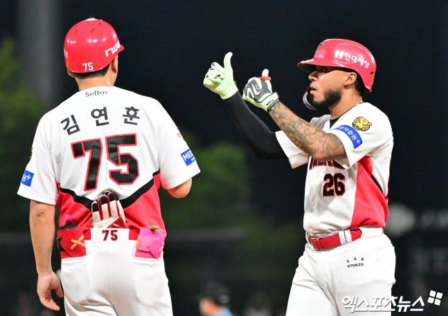 KIA는 25일 광주-기아 챔피언스 필드에서 열린 롯데 자이언츠와 2026 신한 SOL Bank KBO 리그 정규시즌 홈경기에서 8-5 승리를 거뒀다. KIA는 이틀 전인 23일 고척 키움 히어로즈전에서 7-8로 지면서 2연패를 당했다. 특히 7-2로 앞서던 9회 김재현에게 끝내기 만루홈런을 맞고 패배하는 충격적인 결말을 당했다. 하루 쉬고 다음 경기에서 끝내기 만루홈런으로 승리를 챙기면서 아쉬움을 바로 씻어냈다. 광주, 김한준 기자