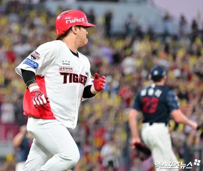 KIA는 25일 광주-기아 챔피언스 필드에서 열린 롯데 자이언츠와 2026 신한 SOL Bank KBO 리그 정규시즌 홈경기에서 8-5 승리를 거뒀다. KIA는 이틀 전인 23일 고척 키움 히어로즈전에서 7-8로 지면서 2연패를 당했다. 특히 7-2로 앞서던 9회 김재현에게 끝내기 만루홈런을 맞고 패배하는 충격적인 결말을 당했다. 하루 쉬고 다음 경기에서 끝내기 만루홈런으로 승리를 챙기면서 아쉬움을 바로 씻어냈다. 광주, 김한준 기자