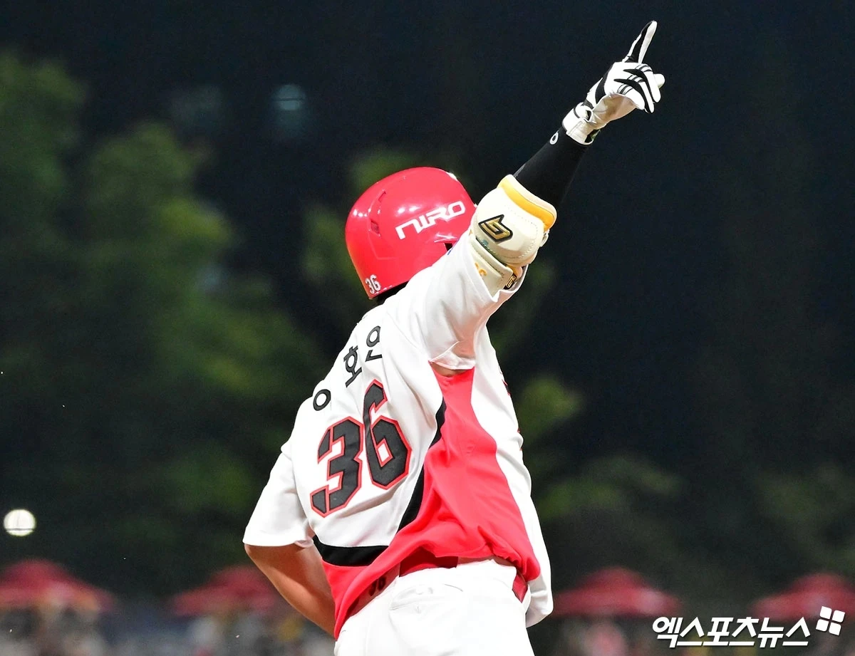 KIA는 25일 광주-기아 챔피언스 필드에서 열린 롯데 자이언츠와 2026 신한 SOL Bank KBO 리그 정규시즌 홈경기에서 8-5 승리를 거뒀다. KIA는 이틀 전인 23일 고척 키움 히어로즈전에서 7-8로 지면서 2연패를 당했다. 특히 7-2로 앞서던 9회 김재현에게 끝내기 만루홈런을 맞고 패배하는 충격적인 결말을 당했다. 하루 쉬고 다음 경기에서 끝내기 만루홈런으로 승리를 챙기면서 아쉬움을 바로 씻어냈다. 광주, 김한준 기자