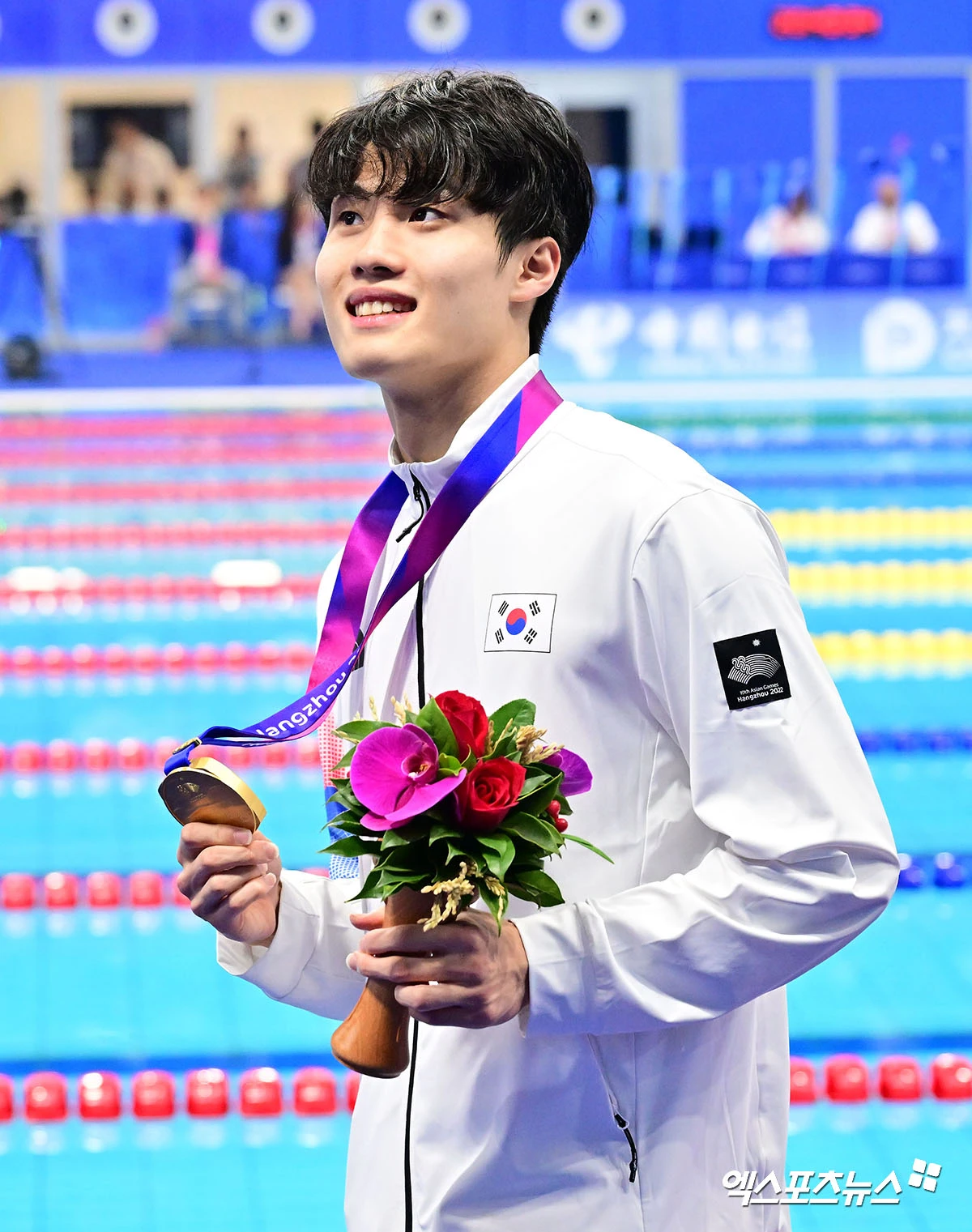 지난 2023년 항저우 아시안게임 남자 자유형 200m 결승에서 금메달을 목에 걸었던 황선우. 사진 엑스포츠뉴스 DB
