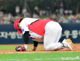 통증 호소하는 김선빈[포토]