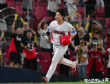 KBO 45년史 최초! '9회 2사 대타 역전 끝내기 만루포' 대기록 주인공, 돌아가신 父 떠올렸다…제일 많이 생각나요 울컥 [광주 인터뷰]