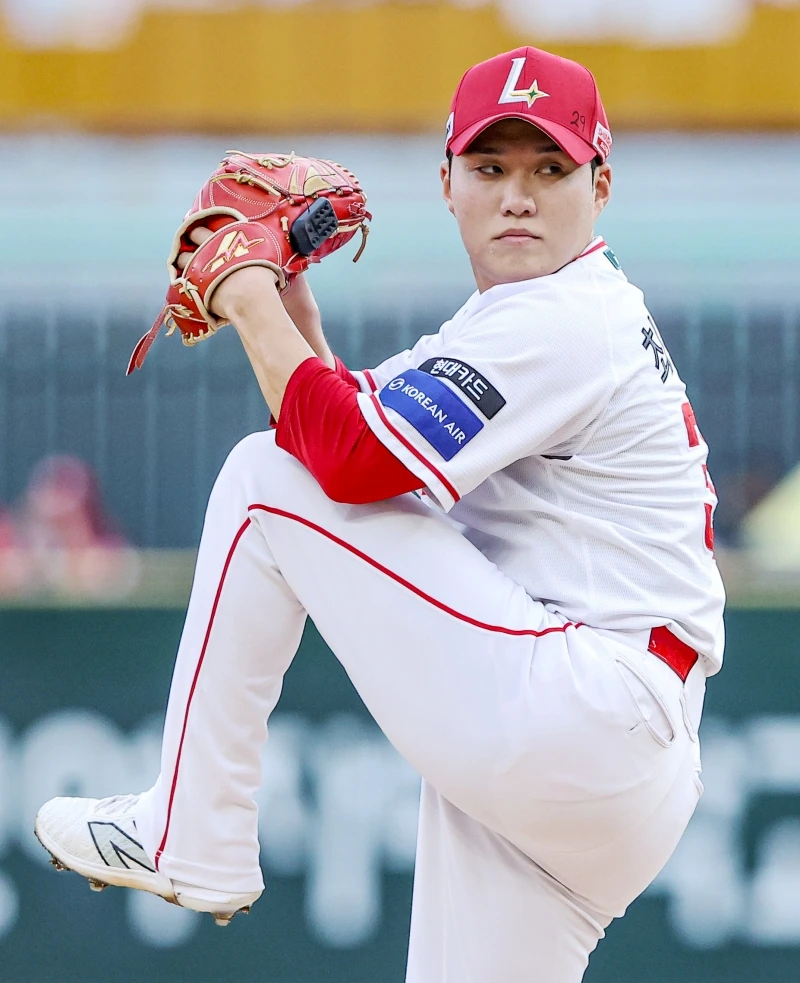 26일 오후 인천SSG랜더스필드에서 열린 '2026 신한 SOL KBO리그' 한화 이글스와 SSG 랜더스의 경기, SSG 선발 최민준이 공을 힘차게 던지고 있다. SSG 랜더스