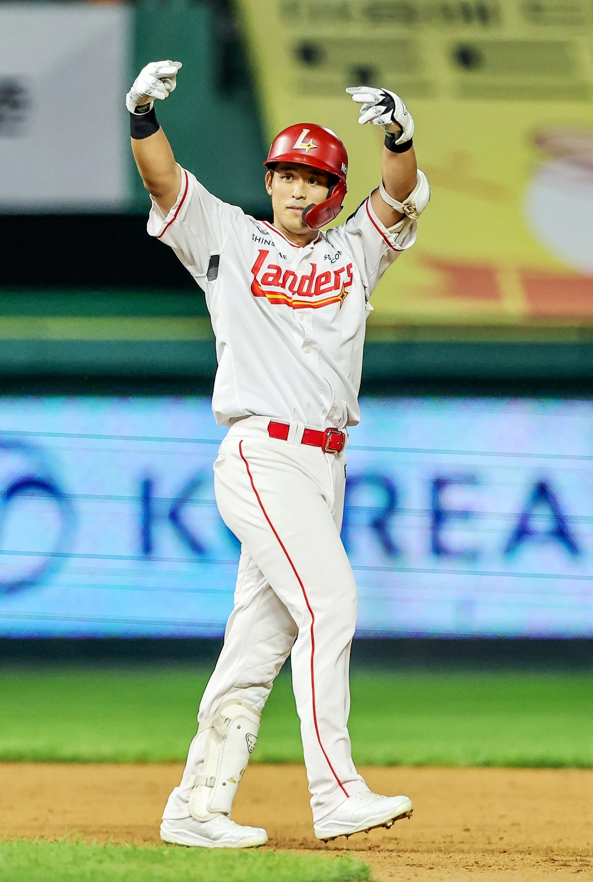 SSG는 27일 인천 SSG랜더스필드에서 2026 신한 SOL뱅크 KBO리그 한화 이글스전을 치러 13-6으로 승리했다. 3연승을 내달린 SSG는 시즌 48승5무64패로 리그 9위를 유지했다. 반면 4연패에 빠진 한화는 시즌 49승3무60패로 리그 단독 8위로 추락했다. SSG는 이번 3연전 전까지는 한화에 2승9패로 열세였으나 3연전 싹쓸이로 자존심을 회복했다. SSG의 한화전 스윕은 2023년 4월 7일~9일 대전 시리즈 이후 1236일 만이다. 홈 한화전 싹쓸이는 2022년 6월 10일~12일 이후 1537일 만이다. SSG 랜더스