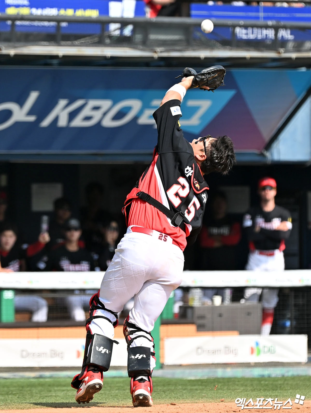 19일 오후 서울 송파구 잠실야구장에서 열린 '2026 신한 SOL Bank KBO리그' KIA 타이거즈와 두산 베어스의 경기, 4회말 1사1루 KIA 한준수가 두산 윤준호의 파울 타구를 잡고 있다. 엑스포츠뉴스 DB