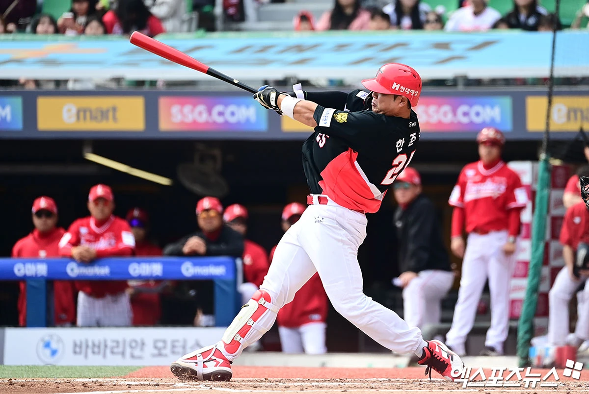 29일 오후 인천SSG랜더스필드에서 열린 '2026 신한 SOL Bank KBO리그' KIA 타이거즈와 SSG 랜더스의 경기, 3회초 KIA 선두타자 한준수가 2루타를 때려내고 있다. 엑스포츠뉴스 DB
