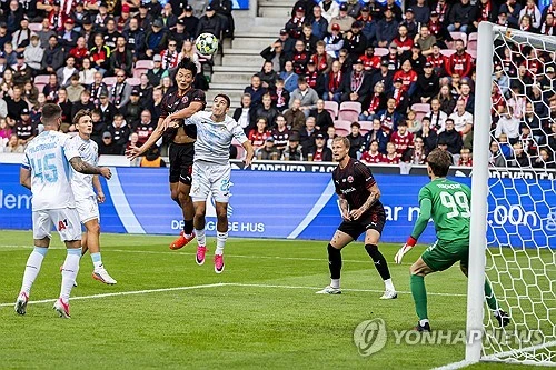 조규성(미트윌란)은 28일(한국시간) 크로아티아 리예카의 스타디온 HNK 리예카에서 열린 2026-2027시즌 유럽축구연맹(UEFA) 콘퍼런스리그(UECL) 플레이오프 2차전 리예카(크로아티아)와의 원정 경기에서 골을 넣어 미트윌란의 4-1 대승에 힘을 보탰다. 앞서 5개월 동안 약 1100분을 뛰면서 한 골도 넣지 못했던 조규성은 지난 21일 플레이오프 1차전에서 골을 터트린 후 2차전에서도 골맛을 보면서 유럽대항전 2경기 연속골에 성공했다. 연합뉴스