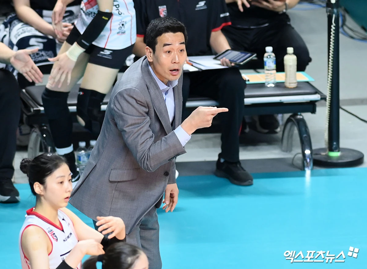 20일 오후 서울 장충체육관에서 열린 '진에어 2025-2026 V-리그' GS칼텍스와 정관장의 경기, 정관장 고희진 감독이 작전을 지시하고 있다. 엑스포츠뉴스 DB
