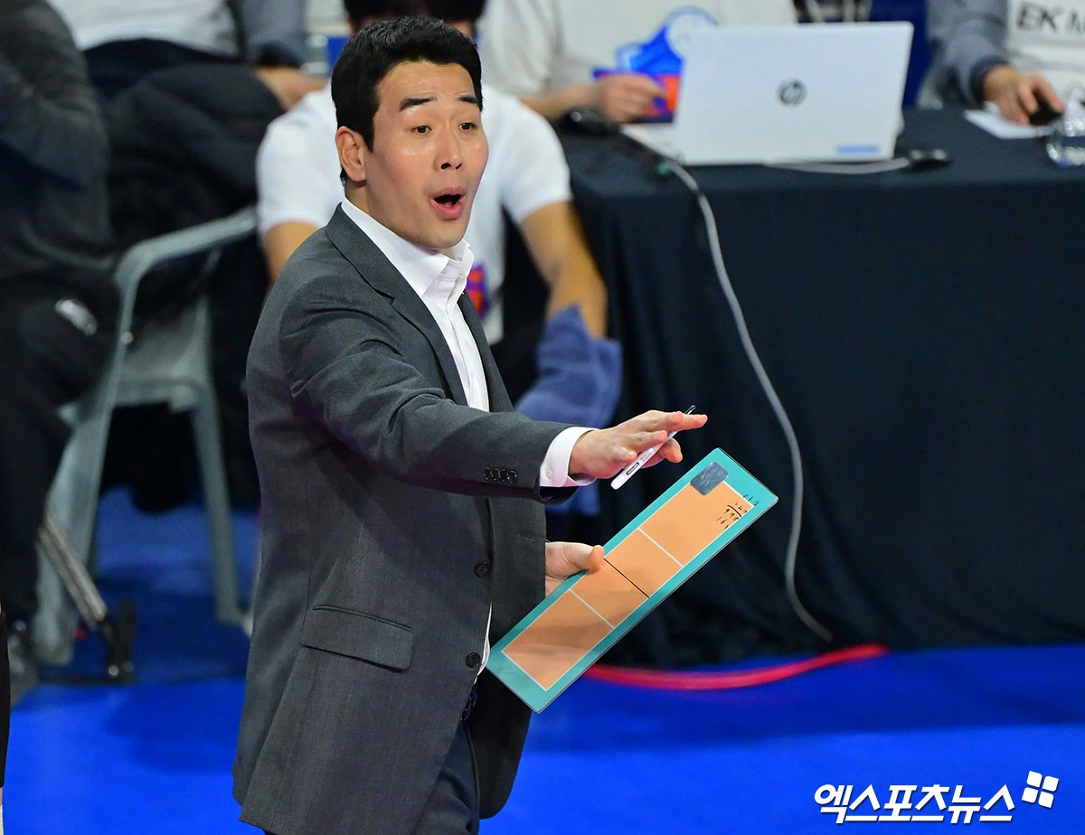 28일 오후 경기도 화성 종합실내체육관에 열린 '진에어 2025-2026 V-리그' IBK 기업은행과 정관장의 경기, 정관장 고희진 감독이 선수들을 격려하고 있다. 엑스포츠뉴스 DB