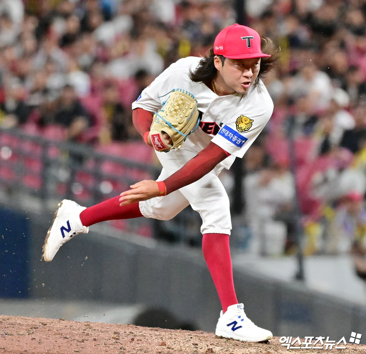 29일 오후 광주기아챔피언스필드에서 열린 '2026 신한 SOL Bank KBO리그' SSG 랜더스와 KIA 타이거즈의 경기, 10회초 무사 1,2루 KIA 김범수가 공을 힘차게 던지고 있다. 광주, 김한준 기자