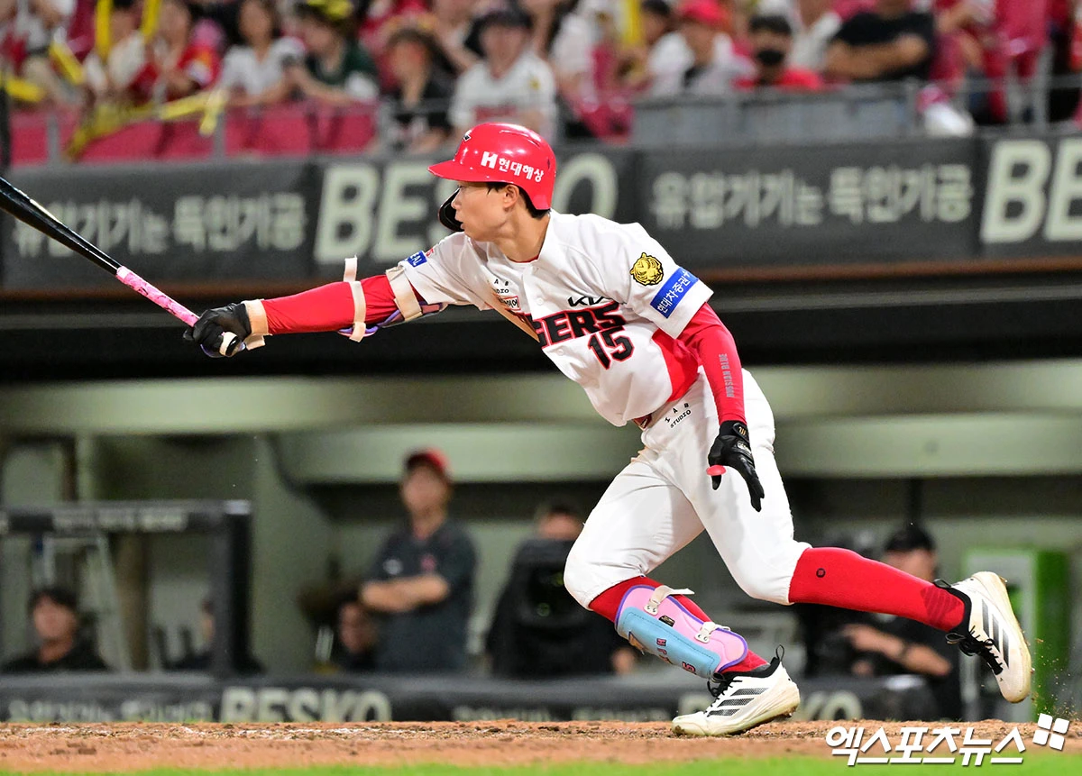 29일 오후 광주기아챔피언스필드에서 열린 '2026 신한 SOL Bank KBO리그' SSG 랜더스와 KIA 타이거즈의 경기, 10회말 KIA 박재현이 2루타를 날리고 있다. 광주, 김한준 기자